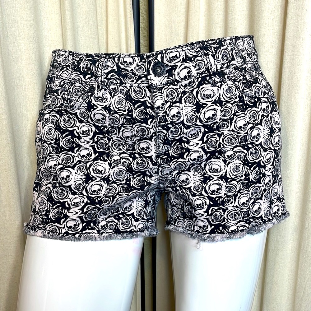 NWOT- HOT TOPIC- LOVESICK SKULL & ROSE SHORTS SIZE 5